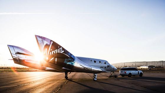 Mit dem neuen Raketenflugzeug von Virgin Galactic kann jeder ins All fliegen – wenn er 250.000 Dollar in der Reisekasse hat. Lady Gaga und Leonardi diCaprio haben schon gebucht.