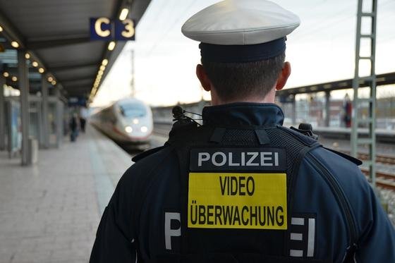 Wie die Polizei testet jetzt auch die Deutsche Bahn Bodycams. Sicherheitskräfte an Berliner Bahnhöfen sollen mit den Körperkameras ausgerüstet werden. Der Hinweis "Videoüberwachung" soll potentielle Gewalttäter abschrecken. 