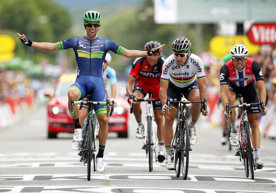 Sieger der 10. Etappe war der Australier Michael Matthews (l.): In diesem Jahr befürchtet die Tour de France, dass manche Fahrer kleine Elektromotoren in die Rennräder einbauen lassen. Deshalb wird mit modernster Technik versucht, solche Motoren zu entdecken.