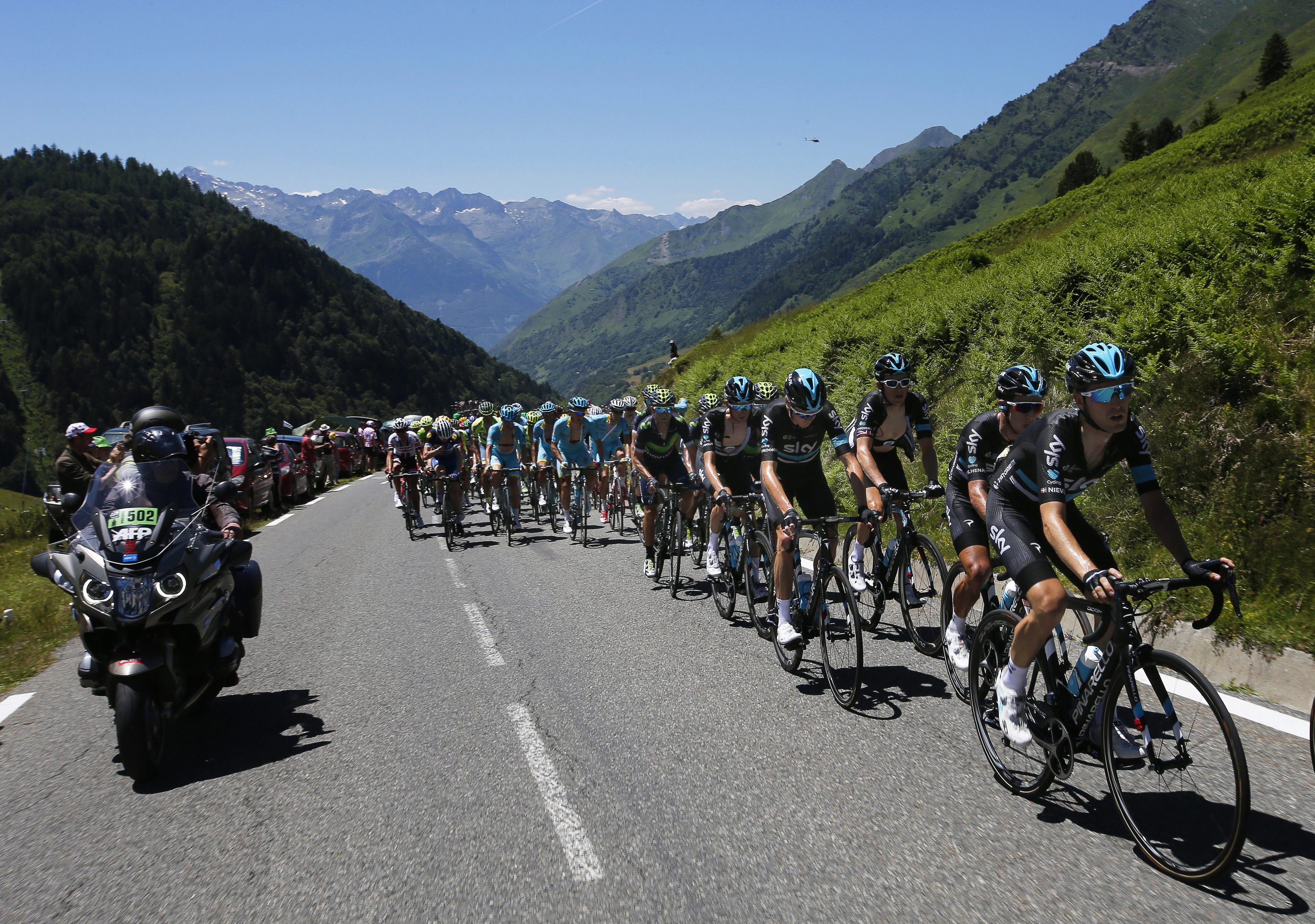 Schon während der Fahrt werden die Räder bei der Tour de France mit Wärmebildkameras erfasst, um versteckten Motoren auf die Schliche zu kommen.