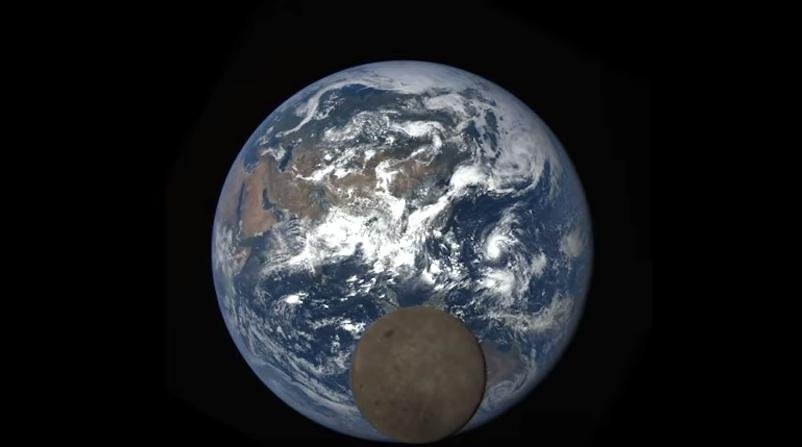 Erwischt: Nasa-Kamera fotografiert den Mond von hinten