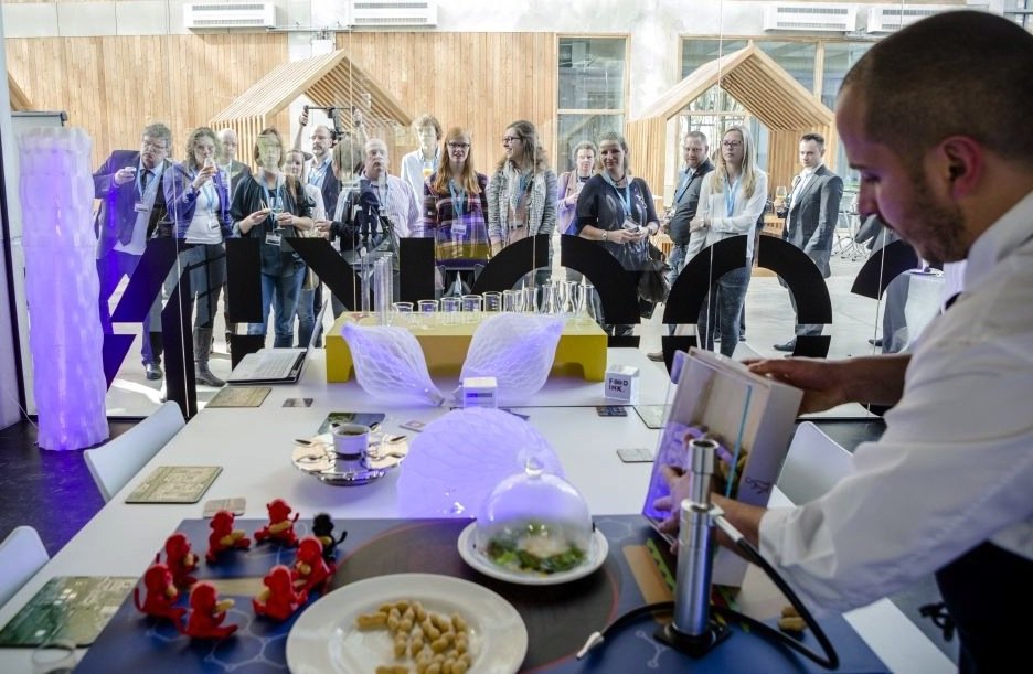 Die Erfinder des 3D-Druck-Restaurants wollen mit ihren Speisen auf Tournee gehen. Hier ein Bild einer Demonstration in Venlo in den Niederlanden.