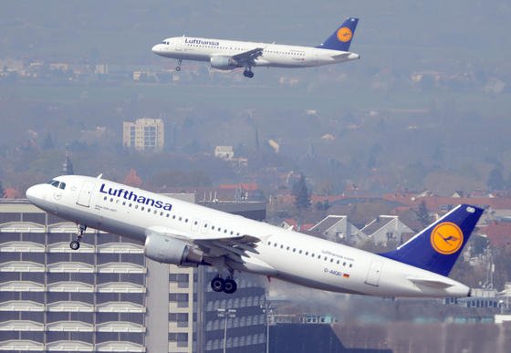 Lärm mit Lärm bekämpfen: Einen Mini-Lautsprecher, der Gegenschall erzeugt und in Fensterrahmen passt, haben Fraunhofer-Forscher entwickelt. Das nur 20 cm lange Gerät reduziert beispielsweise Fluglärm auf die Hälfte. 