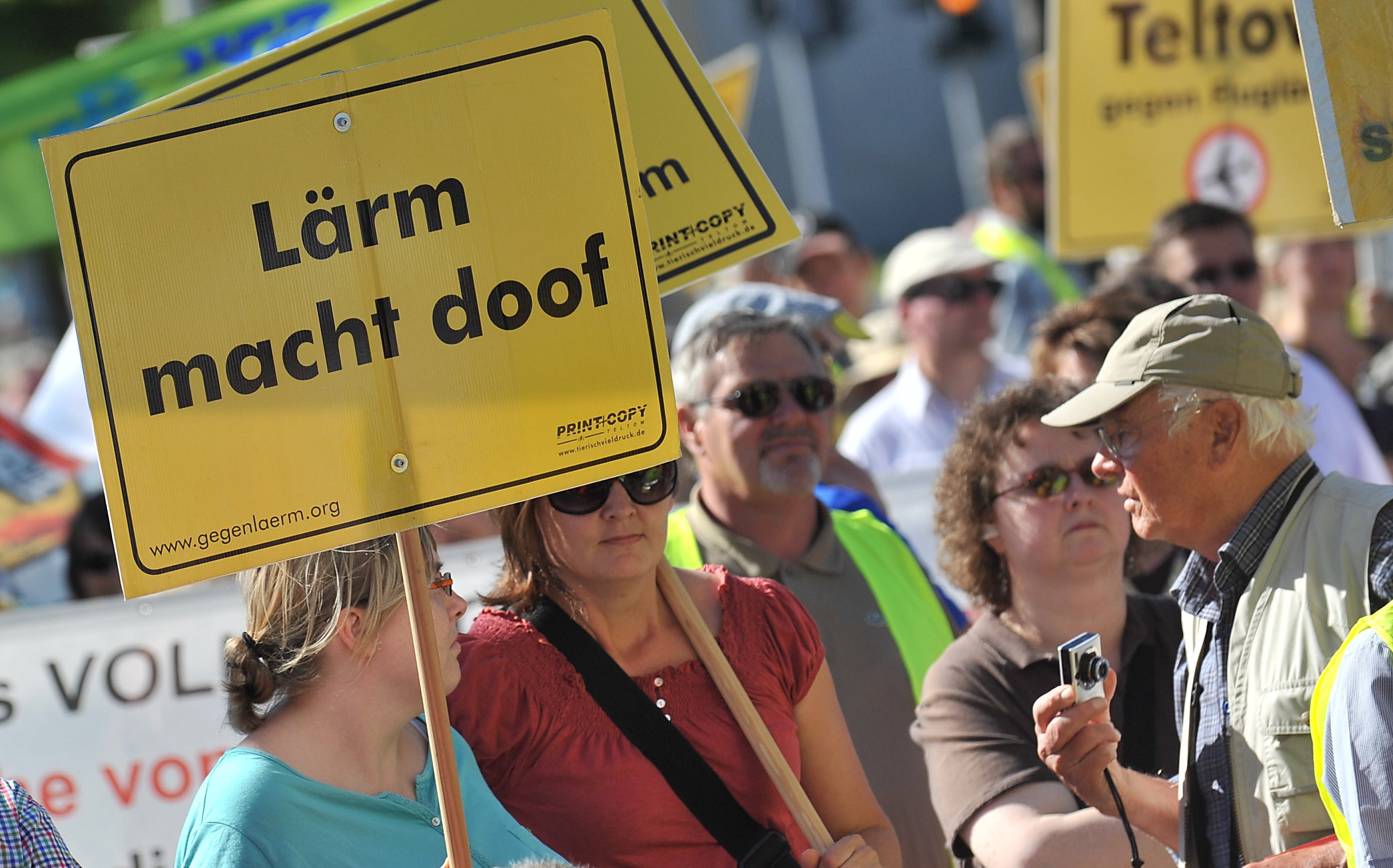 „Lärm macht doof“: Fraunhofer-Forscher haben ein Gegenmittel entwickelt. Der nur 20 cm lange Lautsprecher, der in Fensterrahmen eingebaut wird, reduziert Flug-, Auto- und Bahnlärm um die Hälfte. Die Wissenschafter arbeiten an noch effektiveren Lautsprechersystemen zur Lärmbekämpfung.