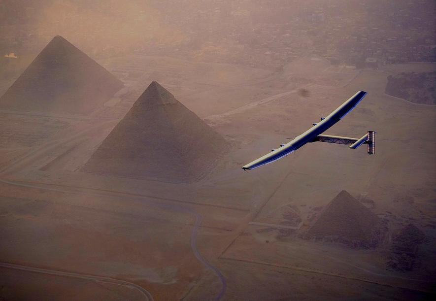 Solar Impulse kommt nach 50 Stunden bei Pyramiden in Gizeh an
