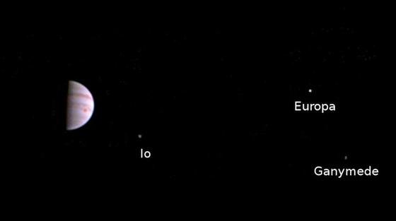 Scharf ist anders: Aber diese Aufnahme ist der Beweis dafür, dass die JunoCam ihren ersten Flug durch die extreme Strahlung des Jupiter unbeschädigt überstanden hat. Das Foto zeigt den größten Planeten unseres Sonnensystems und drei seiner Monde. Auf weitere hochaufgelöste Fotos darf sich laut Nasa im August gefreut werden.