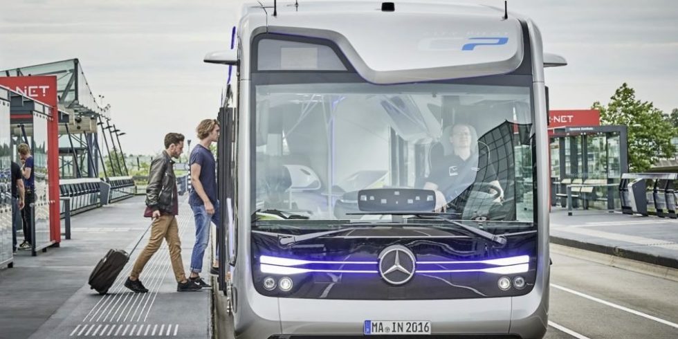 Erste autonome Busfahrt mit einem Elektrobus von Mercedes