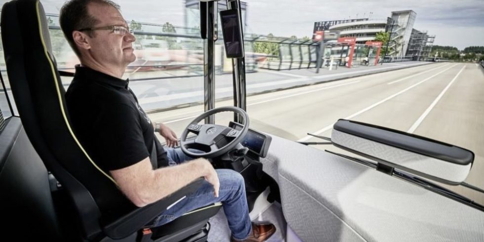 Erste autonome Busfahrt mit einem Elektrobus von Mercedes