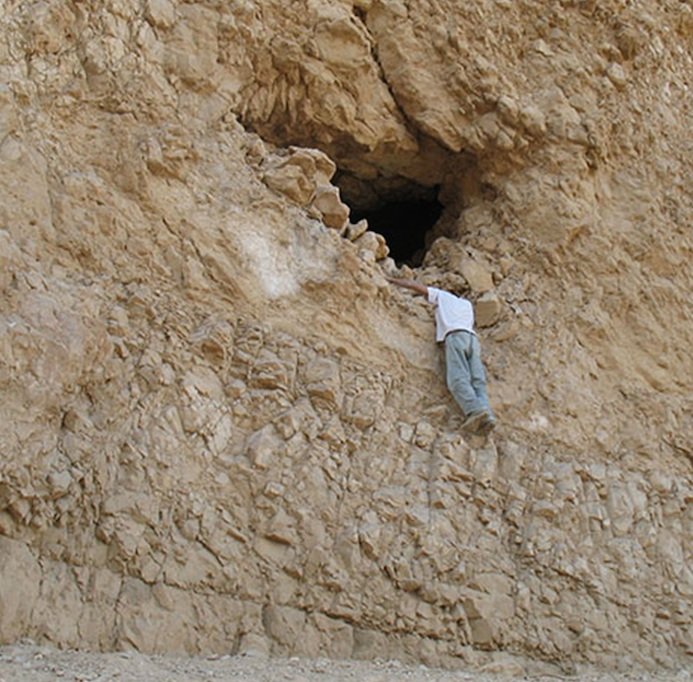 Der Eingang zur Yoram Höhle liegt in einer fast senkrecht aufragenden Felswand rund vier Meter oberhalb eines schmalen Pfades