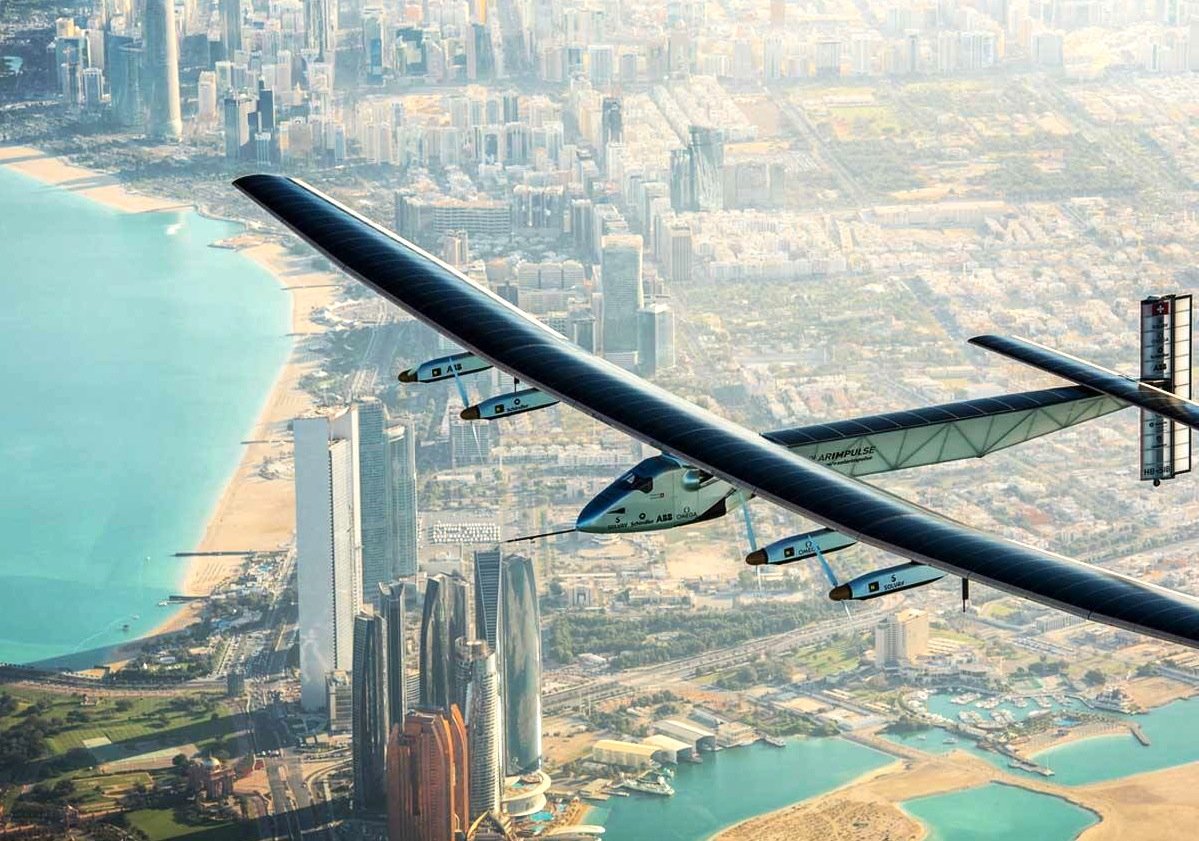 Fantastische Blicke: die Solar Impulse 2 beim Überflug von Abu Dhabi.