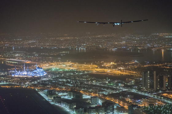 Flug der Solar Impulse 2 über Abu Dhabi: Im Hintergrund ist deutlich die Große Moschee zu sehen. 