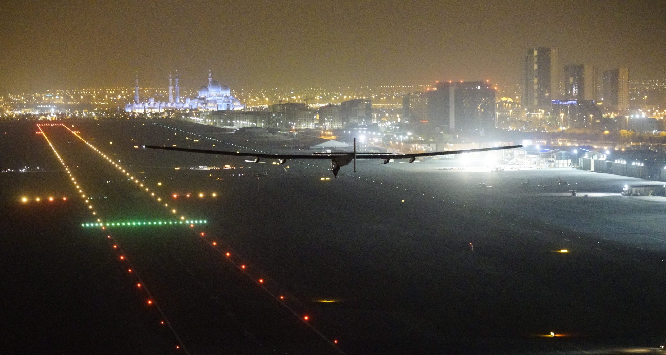 Die Solar Impulse 2 landete um 4.05 Uhr Ortszeit in Abu Dhabi. Das Solarflugzeug hat in einem Jahr und vier Monaten einmal die Welt umflogen und dabei 43.041 km zurückgelegt.