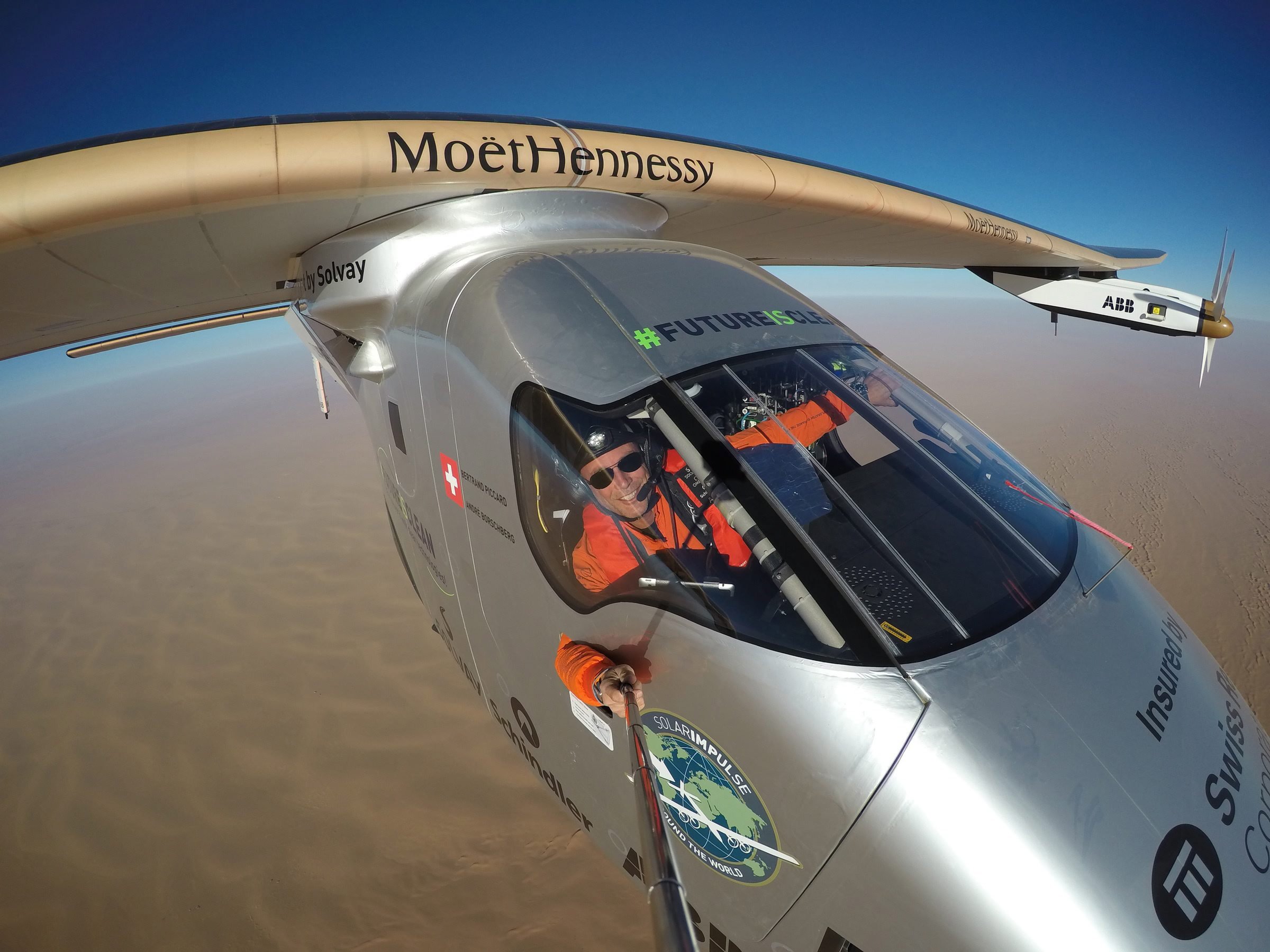 So sehen Selfies in der Luft aus: Pilot Bertrand Piccard fotografiert sich selbst auf der letzten Etappe von Kairo nach Abu Dhabi beim Überflug der arabischen Halbinsel über Saudi Arabien.