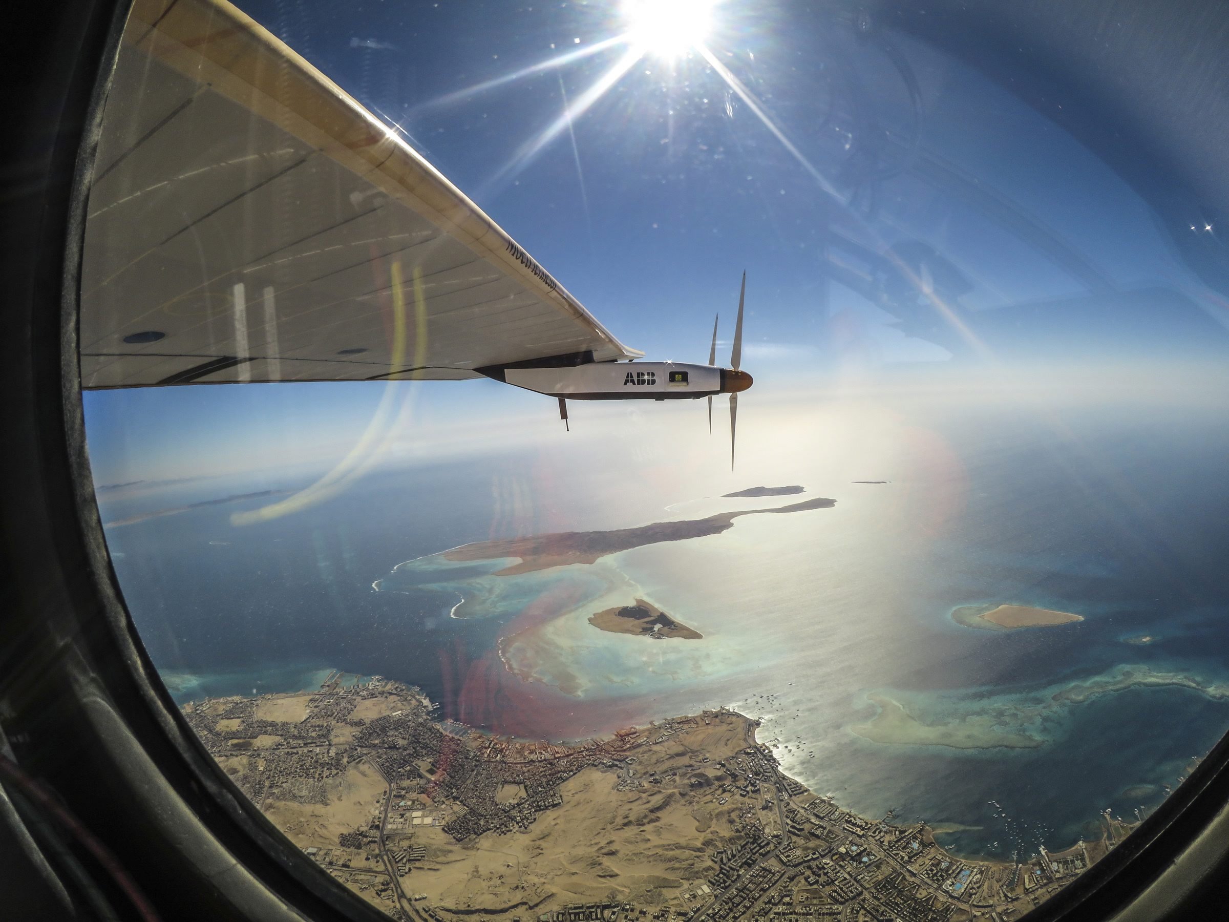 Auf der Weltumrundung der Solar Impulse 2 gab es immer wieder phantastische Motive. Hier blickt Pilot Bertrand Piccard auf der letzten Etappe auf das Rote Meer.