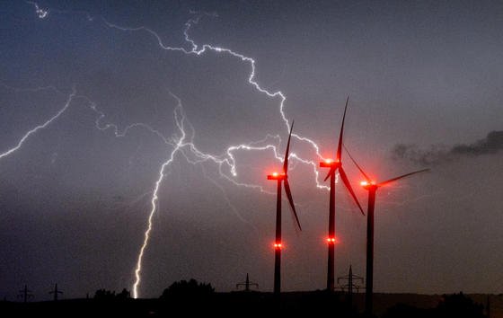 Blitze über Windrädern bei Algermissen im Landkreis Hildesheim: Im vergangenen Jahr schlugen 549.784 Blitze auf der Erde in Deutschland ein. Das hat jetzt Siemens mitgeteilt.