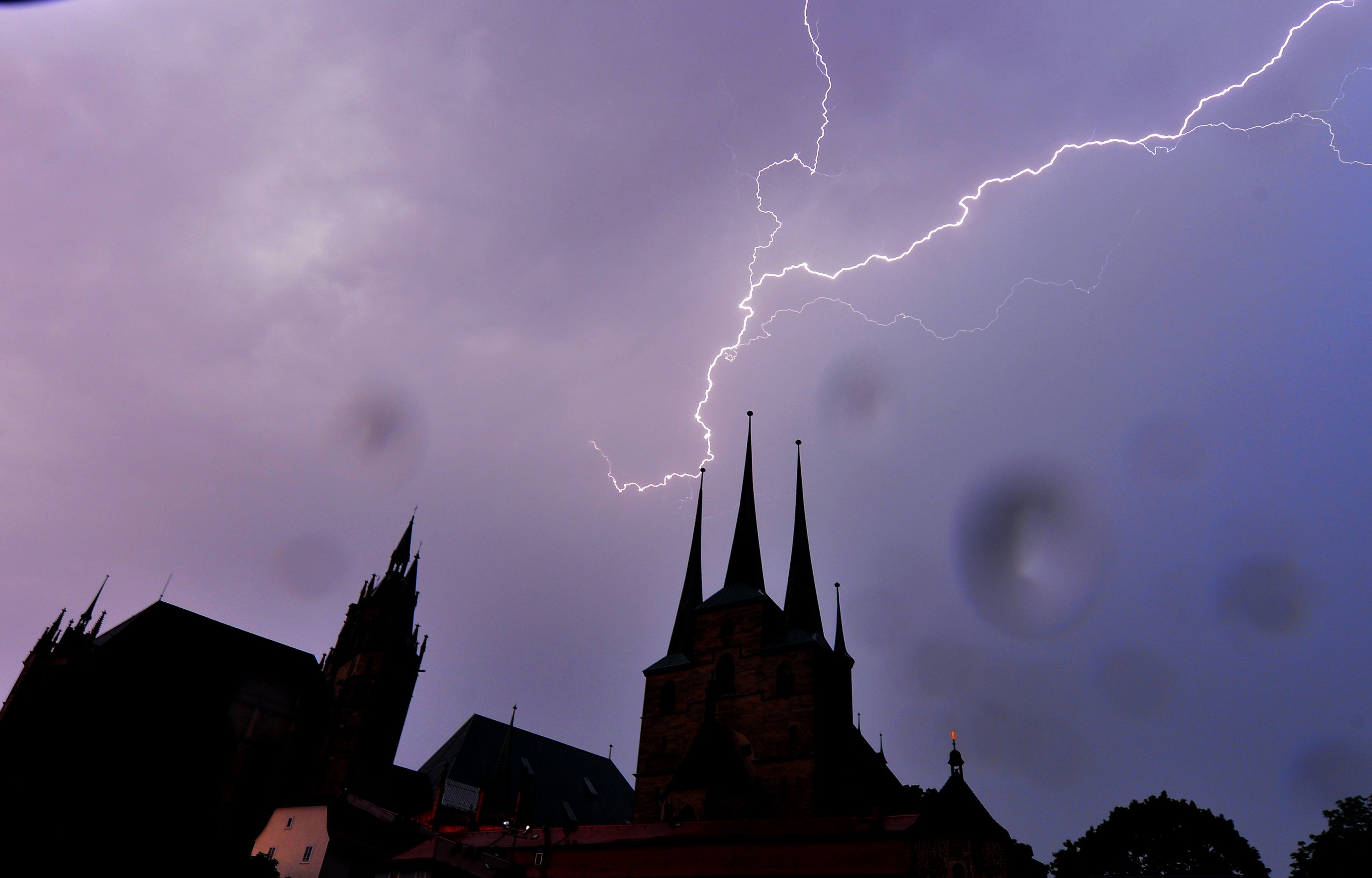 Gewitter über den Türmen von Mariendom (l.) und Severikirche (r.) in Erfurt: Besonders viele Blitze schlugen im vergangenen Jahr im Erzgebirge in Thüringen ein.