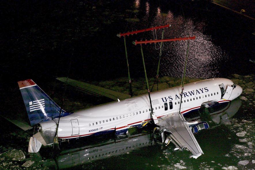 Bergung eines Airbus A320 aus dem Hudson River in New York: Der Pilot musste notlanden, nachdem Vogelschlag beide Triebwerke lahmlegte. Und wurde als Held gefeiert. 