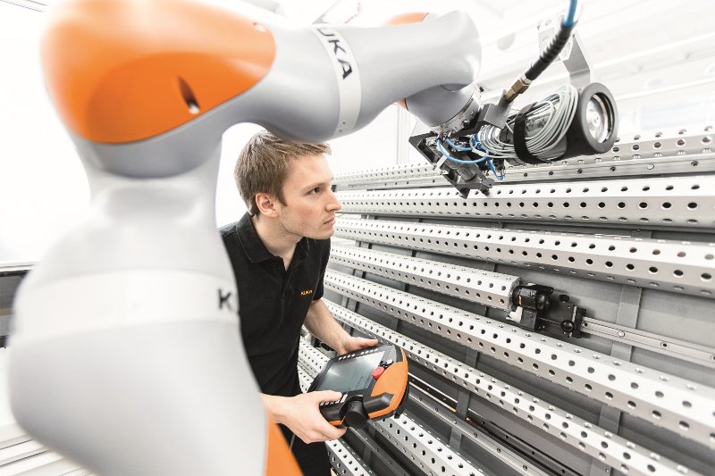 Kuka-Roboter: China will deutlich mehr Roboter in der Produktion einsetzen.