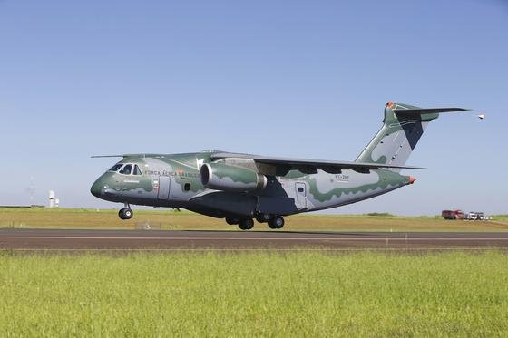 Erstflug des brasilianischen Militärtransporters KC-390 von Embraer Anfang Februar 2015: Embraer hat jetzt eine Kooperation mit Boeing geschlossen, um das Flugzeug auch in Europa besser verkaufen zu können.