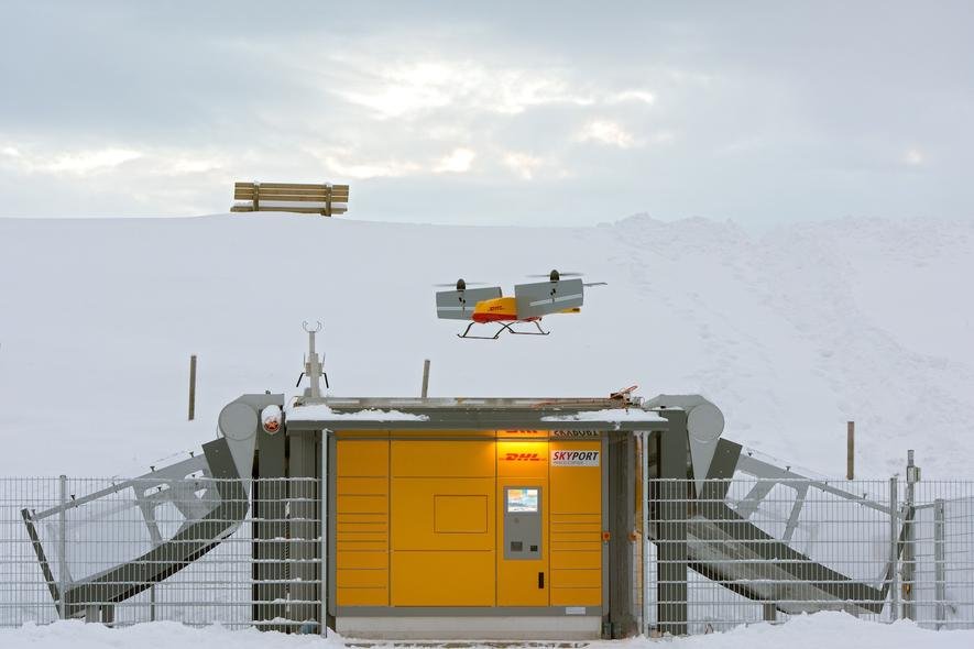 Ankunft einer DHL-Paketdrohne auf der verschneiten Winkelmoosalm: Von Januar bis März hat DHL den Pakettransport in Reit im Winkl per Paketdrohne zwischen Berg und Tal erprobt.