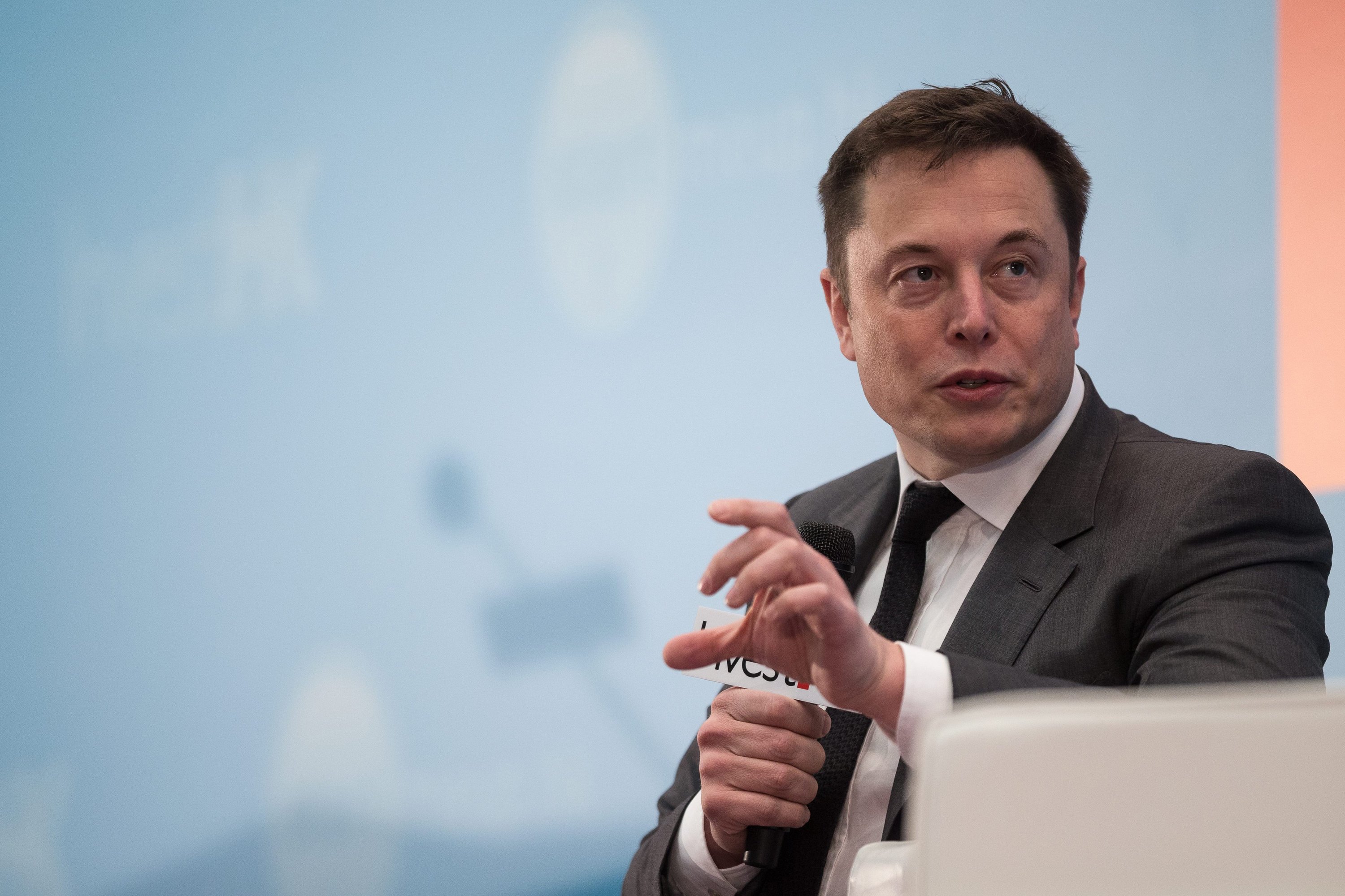 Tesla-Chef Elon Musk hat den ersten Teilabschnitt seiner neuen Gigafactory nur einem kleine, ausgewählten Kreis vorgestellt.