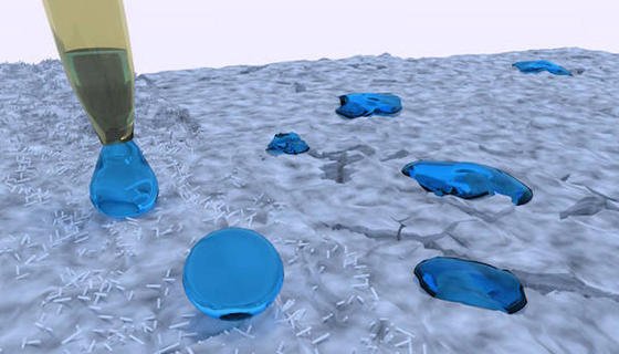 Die Oberflächenstruktur des mit Biofilm angemischten Mörtels (links) erzeugt einen Lotuseffekt: Wassertropfen haben deutlich weniger Kontakt zur Oberfläche als auf unbehandeltem Mörtel (rechts). 