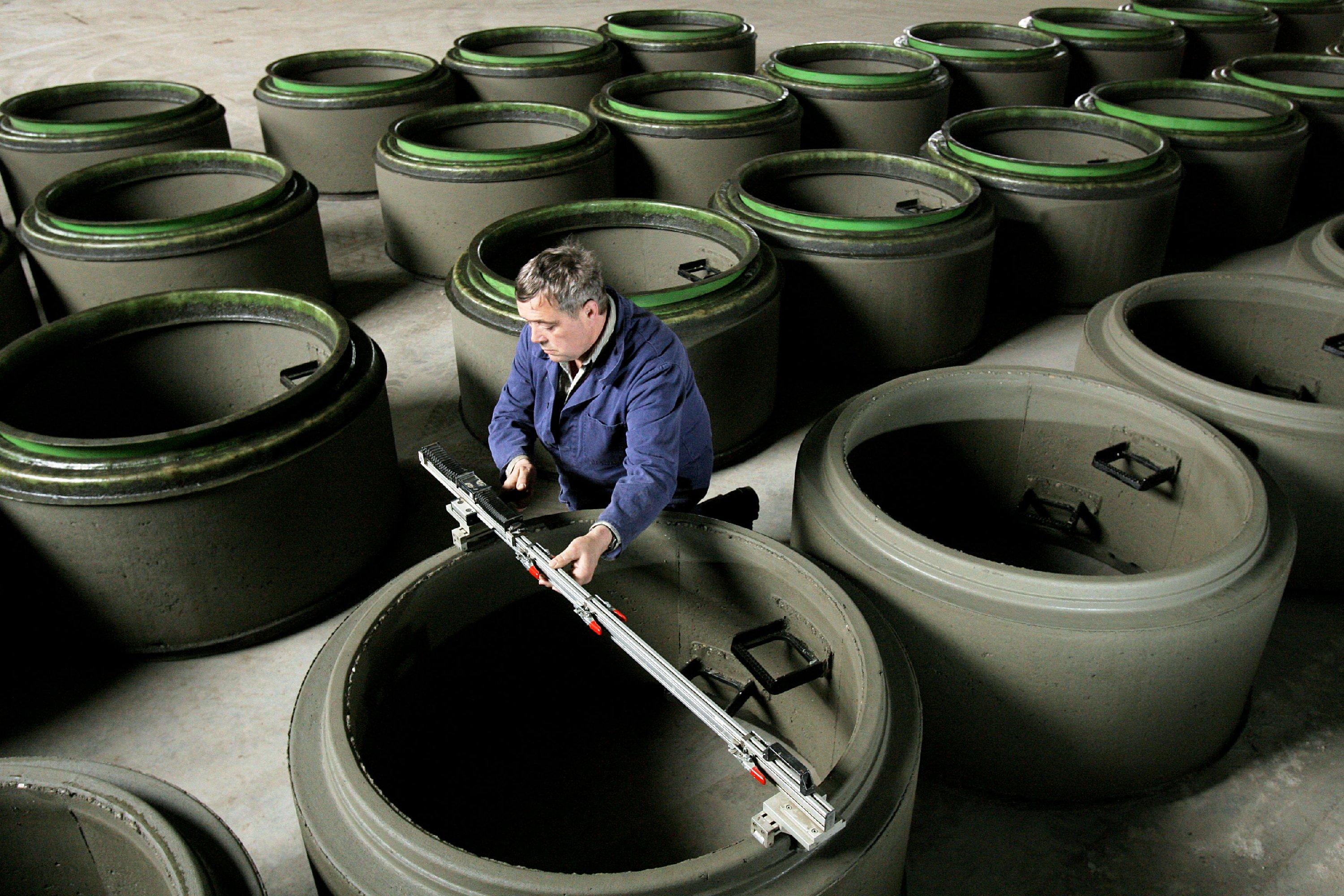 Frisch gepresste Schachtringe aus Beton: TUM-Wissenschaftler wollen jetzt prüfen, ob sie Beton mithilfe eines Biofilms aus Bakterien wasserdicht machen können.