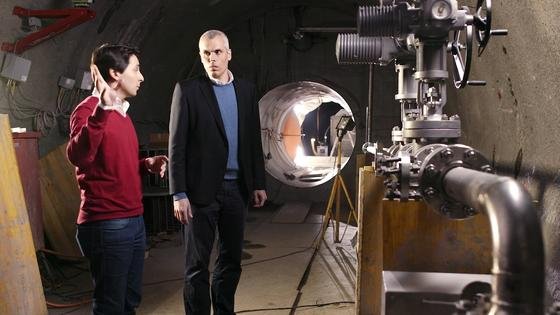 Die Ingenieure Giw Zanganeh (l.) und Andreas Haselbacher, beide von der ETH Zürich, im Druckluftspeicherkraftwerk im Gotthard.