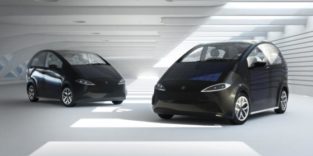 Zwei Sion-Modelle von Sono Motors stehen sich gegenüber