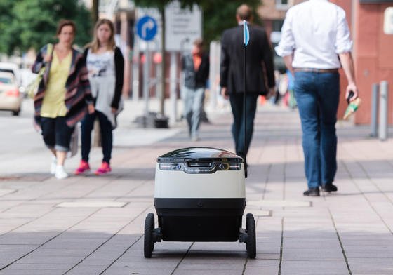 Ein von der Firma Starships Technologies entwickelter Roboter des Paketlieferanten Hermes fährt am 4. August 2016 durch Hamburg. Noch in diesem Monat starten im Testbetrieb drei der rollenden Kleinfahrzeuge in der Hansestadt und bringen Waren von ausgewählten Paketshops zu mehr als 100 Testkunden.