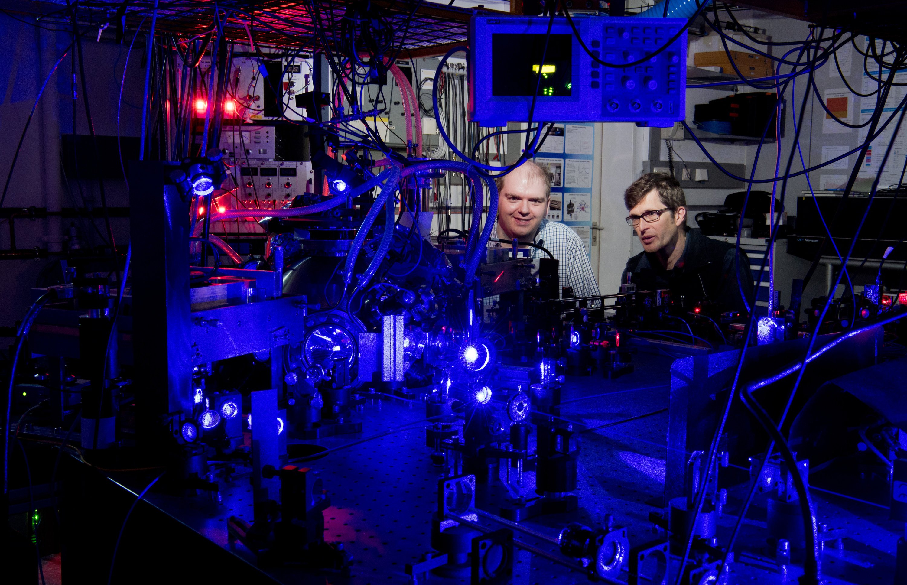 Die optische Uhr der Braunschweiger Forscher. Spiegel erzeugen ein Gitter aus Laserlicht, in dem sich mehrere Tausend Stromtiumatome befinden. Ihre Schwingungsdauer: 0,000 000 000 000 002 Sekunden. 