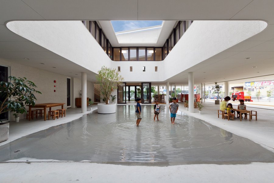 Der Innenhof einer Vorschule verwandelt sich bei Regen in eine Pfütze, in der die Kinder spielen dürfen. Diese Idee hatte der Architekt Taku Hibino vom Architekturbüro Hibino Sekkei.