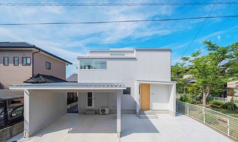 Auf den ersten Blick nichts Besonderes, doch das Stadthaus für eine dreiköpfige Familie im dicht besiedelten Matsusaka City im Südwesten Japans hat ein Geheimnis: Bei Regen ist eine Pfütze zu Gast.