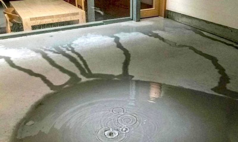 Schlicht und ergreifend zugleich: Im Puddle House kann man beim Essen an Regentagen dem Wasserspiel im kleinen Innenhof zuschauen.