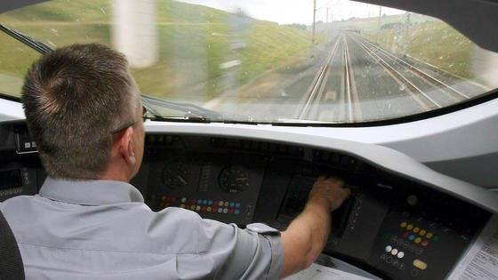 Cockpit eines ICE. Das Crashelement des DLR soll die Energie eines Zusammenpralls so weit absorbieren, dass der Zug möglichst nicht entgleist und sich die Fahrgastbereiche so wenig wie möglich verformen. 