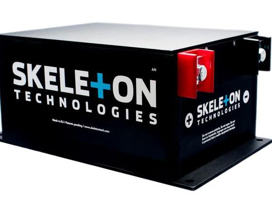 Klein, schwarz, stark: Skeleton Technologies entwickelt und produziert Ultrakondensatoren mit - nach eigenen Angaben - fünffach höherer Stromleistung und bis zu fünfmal höherer Energiedichte als andere Ultrakondensator-Hersteller.