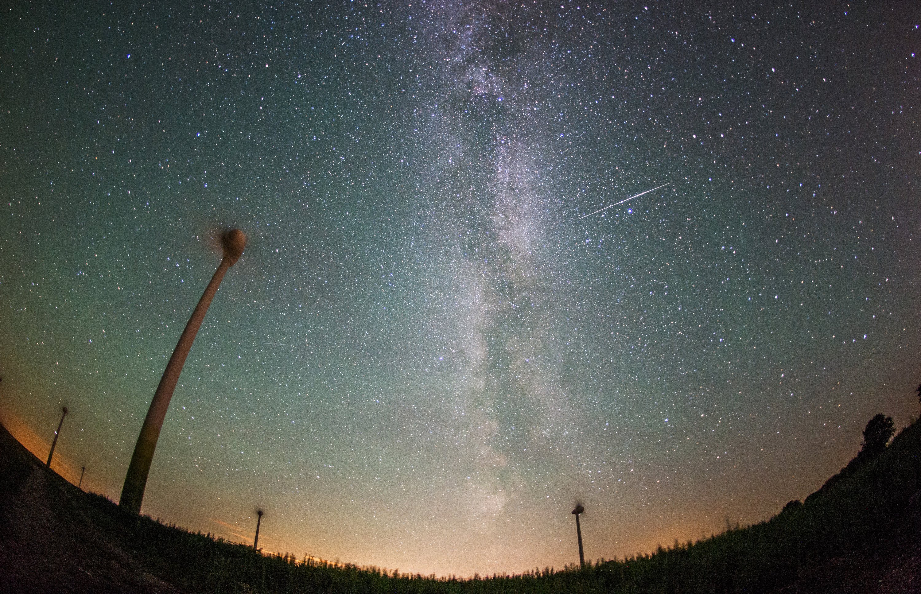 Eine Sternschnuppe am Himmel, beobachtet auf Fehmarn in der Ostsee: In den kommenden Nächten sind ganze Schwärme von Sternschnuppen am Himmel zu sehen.