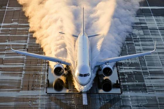 A321neo beim Spritzwassertest in Istres in Frankreich: Flugzeug-Ingenieure lassen neue Flugzeuge durch riesige Pfützen rasen, um zu testen, dass Spritzwasser keine Schäden anrichtet.