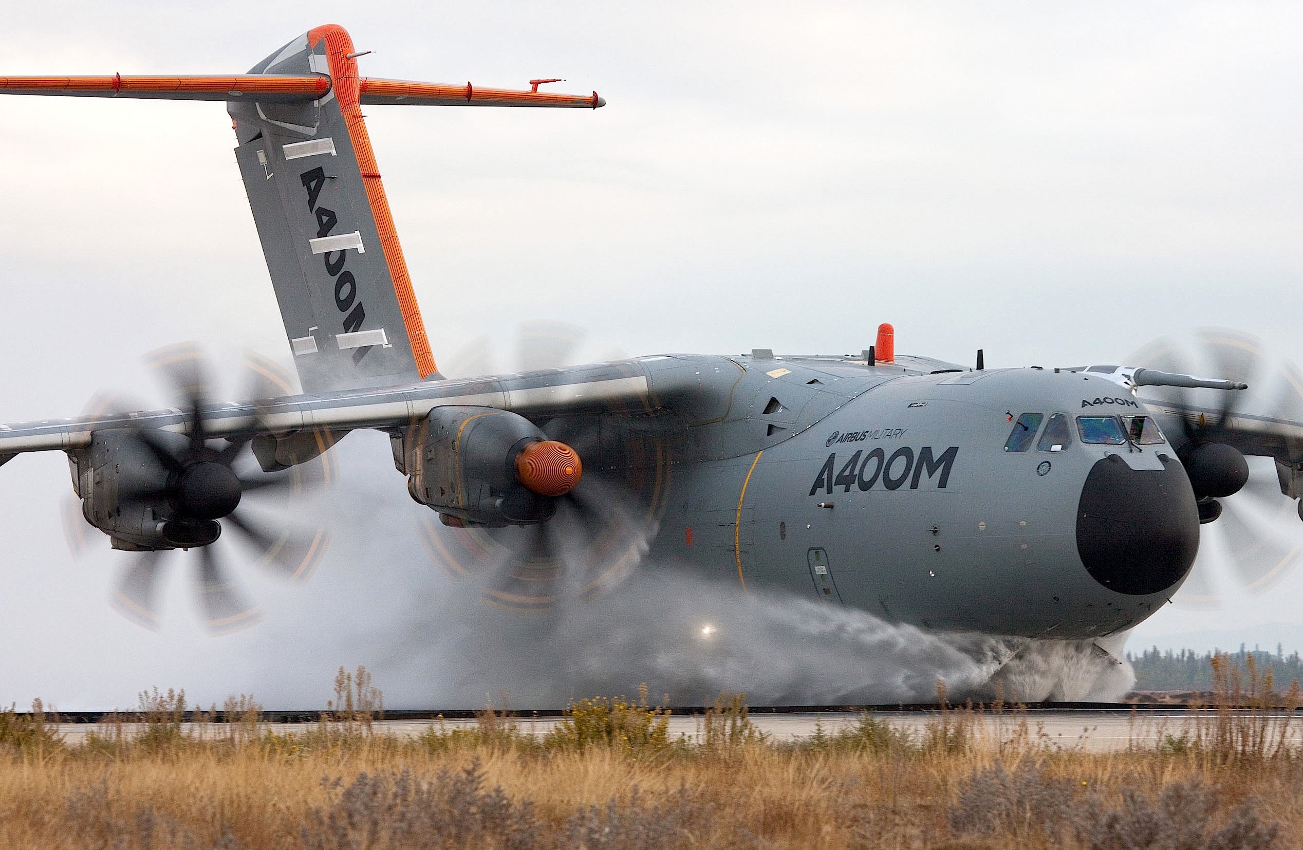 Auch der Militärtransporter A400M wurde in Istres einen Spritzwassertest unterzogen.