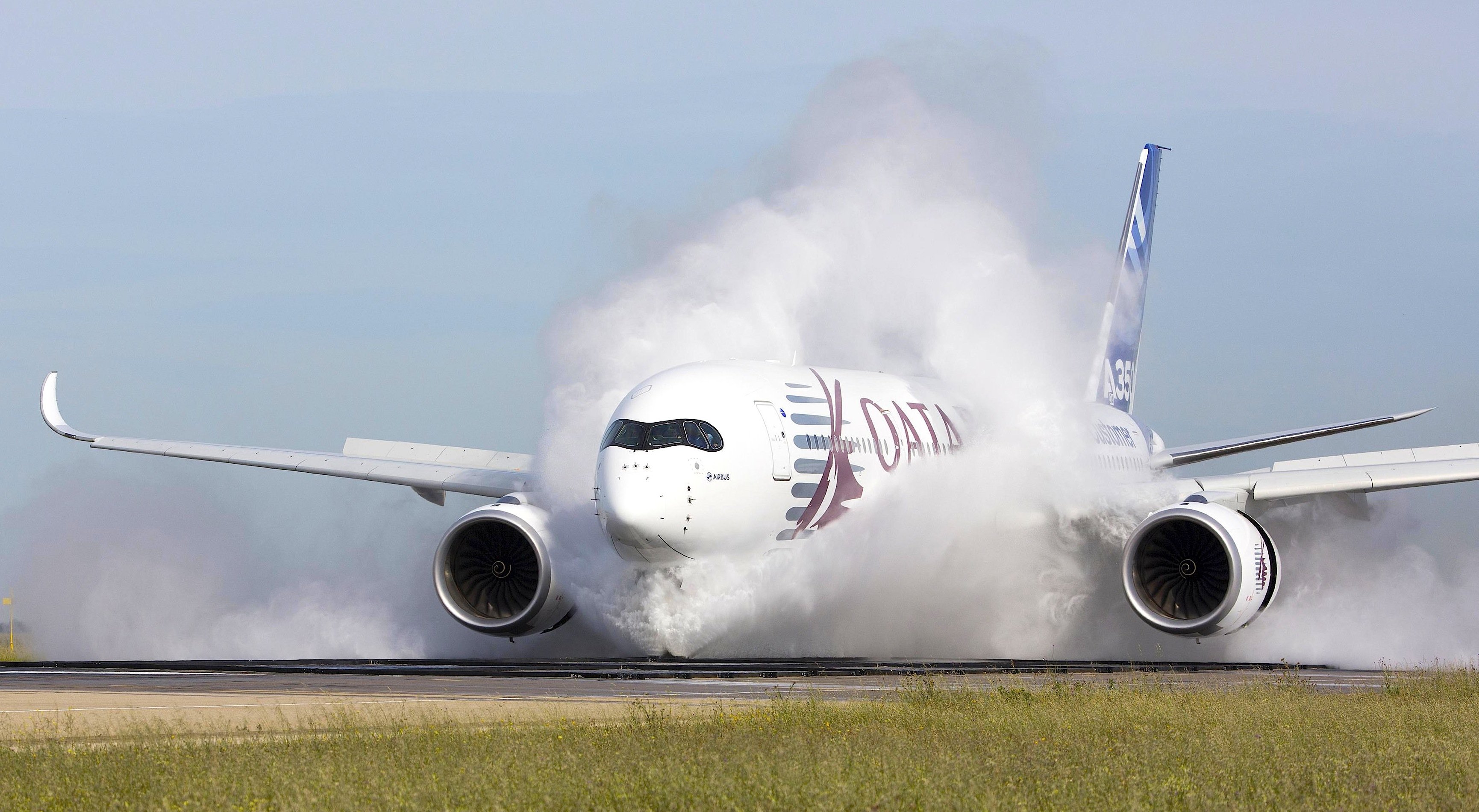 Spritzwassertest eines A350: Das Spritzwasser kann mit so viel Kraft auf Flugzeugteile treffen, dass sie verbiegen.