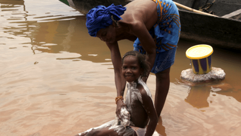 Seife für Körper, Kleidung und Haus gehört zu den wenigen Dingen, mit denen 95 Prozent der Haushalte in Afrika ausgestattet sind. 