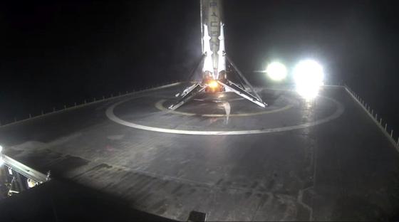 Welcome back: Die erste Stufe der Falcon 9 ist unbeschädigt aus dem All zurückgekehrt und auf der Seeplattform "Of course I still love you" gelandet. 