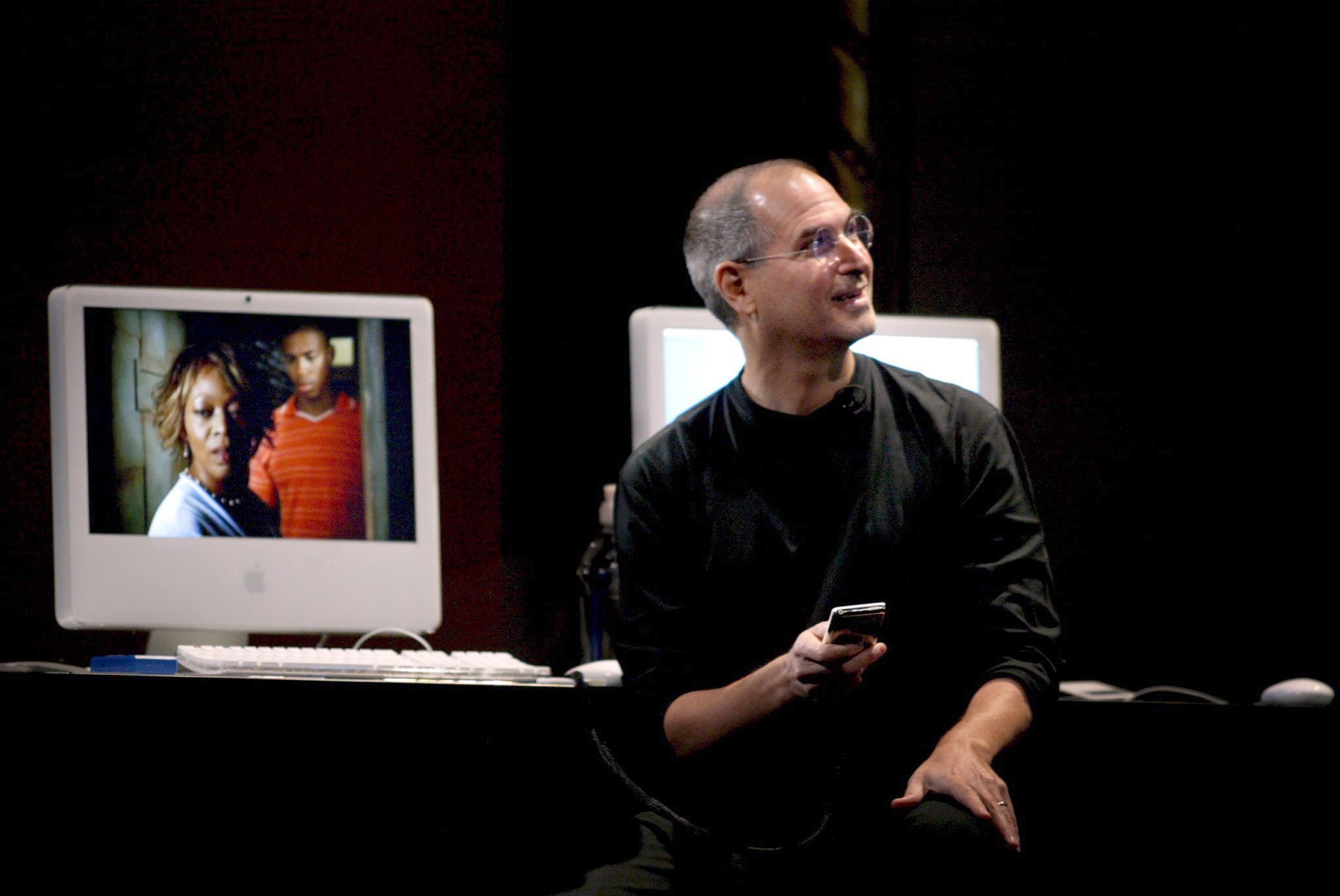 Apple-Gründer Steve Jobs im Jahr 2005: Mit dem iPhone 1 stellte Jobs 1997, ein Jahr nach Nokia, ein Smartphone vor. Das iPhone sollte einen völlig neuen Markt erschließen und unser Kommunikationsverhalten stark verändern.