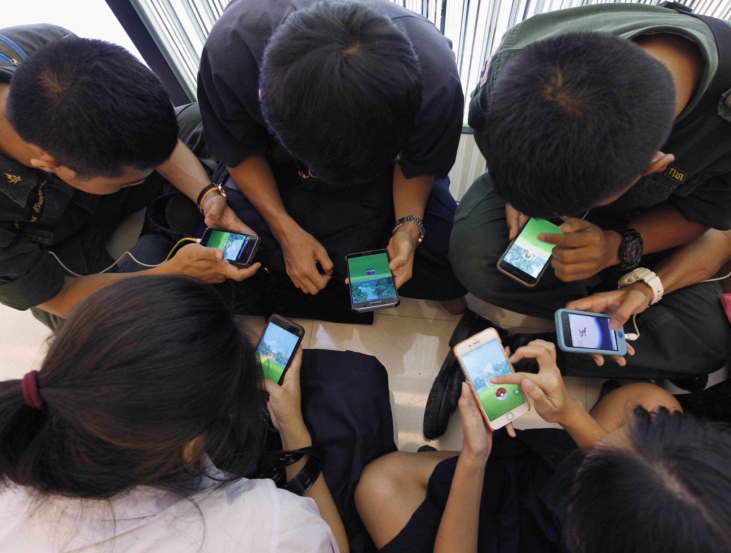 Das Smartphone hat völlig neue Kommunikationsmöglichkeiten geschaffen: Im Bild junge Thailänder, die Pokemon Go spielen.