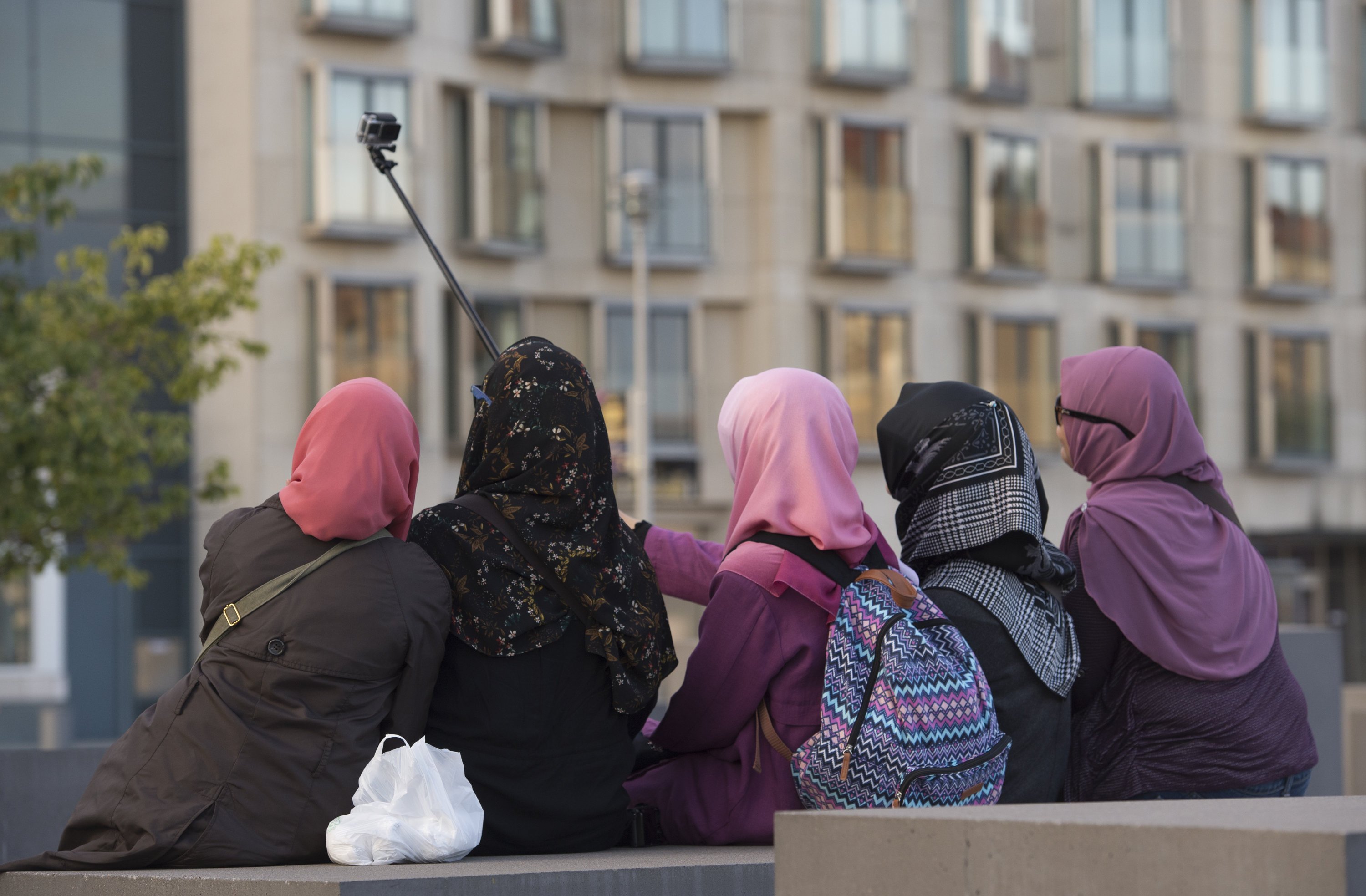 Frauen mit Kopftüchern nehmen auf einer Stehle des Holocaust-Mahnmals in Berlin ein Selfie auf: Eigentlich ist ein Smartphone ein Telefon. Allerdings wird die Funktion des Telefonierens deutlich weniger genutzt als die Möglichkeit, im Internet zu surfen, Nachrichten auszutauschen, Musik zu hören, zu spielen und zu fotografieren.