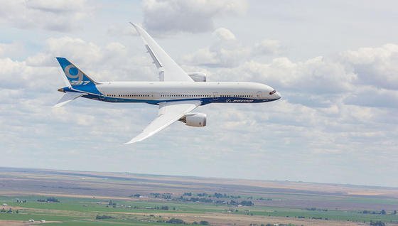 Schon heute sind die Kabinenfenster der Boeing 787 mit elektrochromem Glas ausgestattet und können per Knopfdruck abgedunkelt werden. Das dauert allerdings mehrere Minuten. MIT-Wissenschaftler haben jetzt eine chemische Lösung gefunden, wie sich klarsichtiges Glas per Knopfdruck und ohne Strom sekundenschnell extrem verdunkeln lässt.