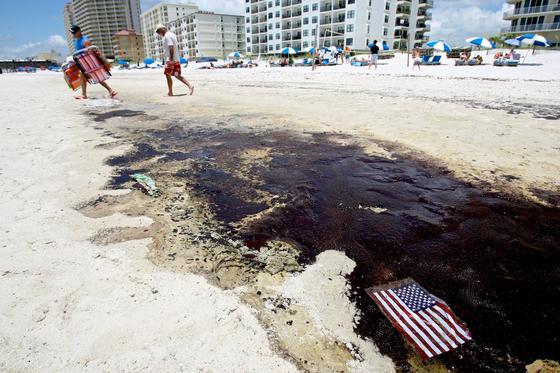 Strand in Gulf Shores in Alabama: Nach dem Untergang der Ölplattform Deepwater Horizon kamen chemische Dispersionsmittel zum Einsatz, um einen Teil der 780 Millionen Liter Öl zu binden. Mit verheerenden Folgen für die Umwelt. KIT-Forscher entwickeln deswegen eine umweltfreundliche Alternative.  