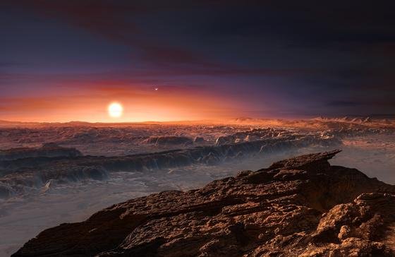 Die Abbildung zeigt eine künstlerische Darstellung der Oberfläche von Proxima b mit Blick auf seine Sonne Proxima Centauri. Der Doppelstern Alpha Centauri AB ist im Bild rechts oberhalb von Proxima Centauri abgebildet. Proxima b besitzt etwas mehr Masse als die Erde und umkreist Proxima Centauri in einer habitablen Zone, wo die Oberflächentemperatur die Anwesenheit von flüssigem Wasser erlaubt.