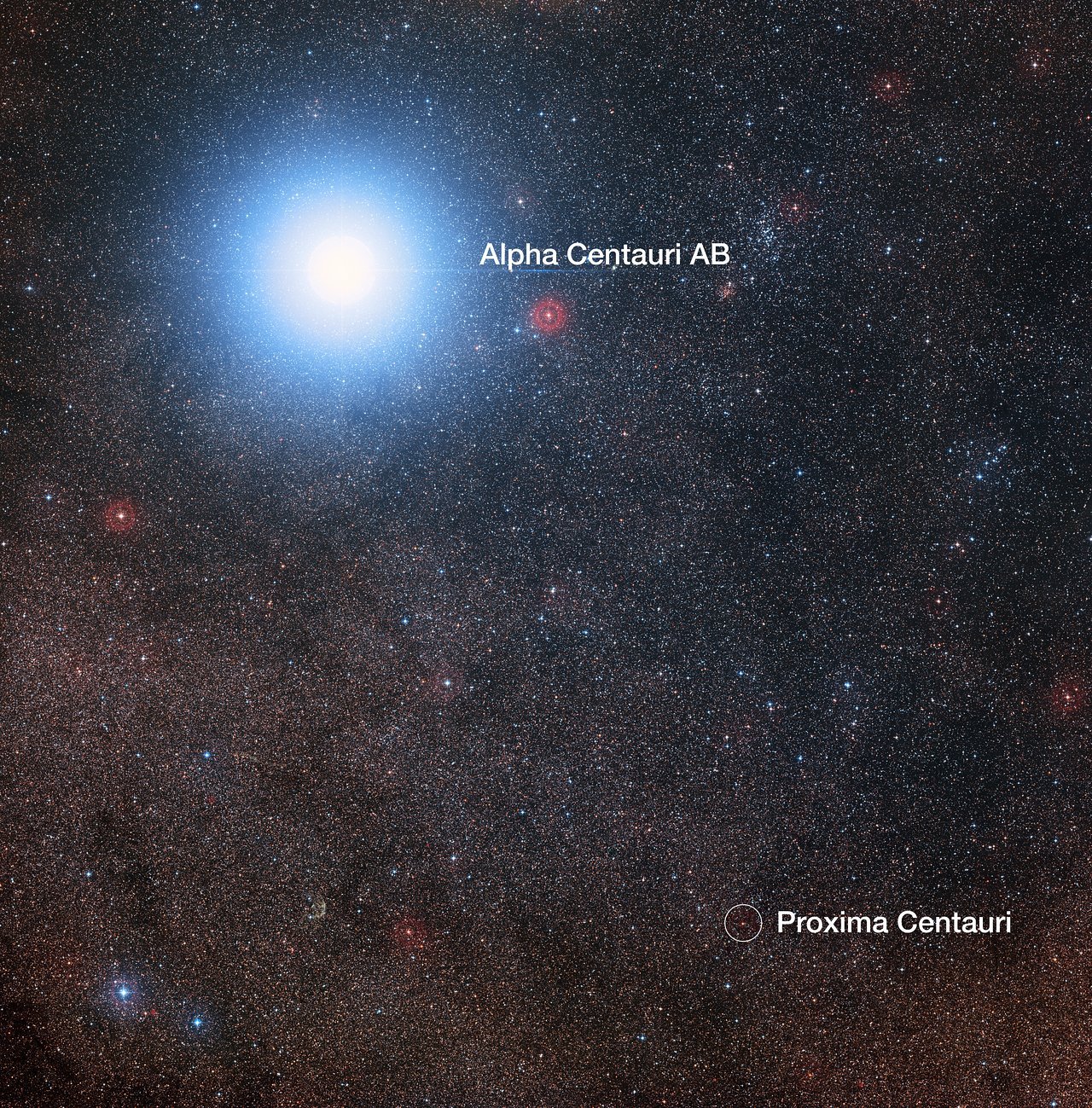 Dieses Bild zeigt die Himmelsregion um den hellen Stern Alpha Centauri AB sowie um den viel schwächeren roten Zwergstern Proxima Centauri, den zu unserem Sonnensystem nächst gelegenen Stern. Das Bild wurde aus Bildern des Digitized Sky Survey 2 zusammengestellt. Der blaue Halo um Alpha Centauri AB ist ein Artefakt des fotografischen Prozesses, der Stern ist in Wirklichkeit schwach gelb wie unsere Sonne.