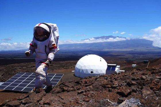 Christiane Heinicke vor der Marsstation auf Hawaii: Ein Jahr lang lebte die Forscherin der TU Ilmenau in der Station, um eine mehrjährige Marsmission zu simulieren.